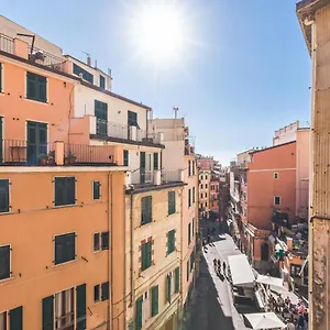 5 Terre Discovering , Riomaggiore Italia